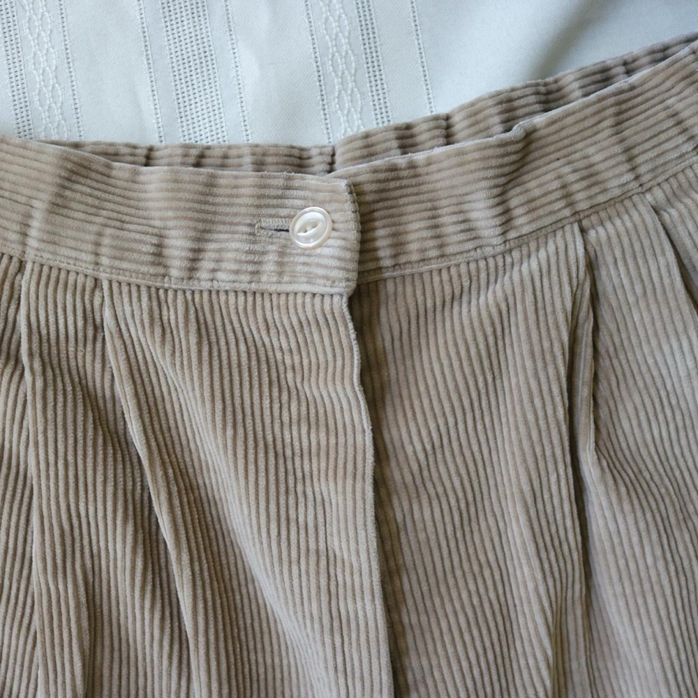 Vintage tan high waisted pleated corduroy shorts - Picture 3 of 8